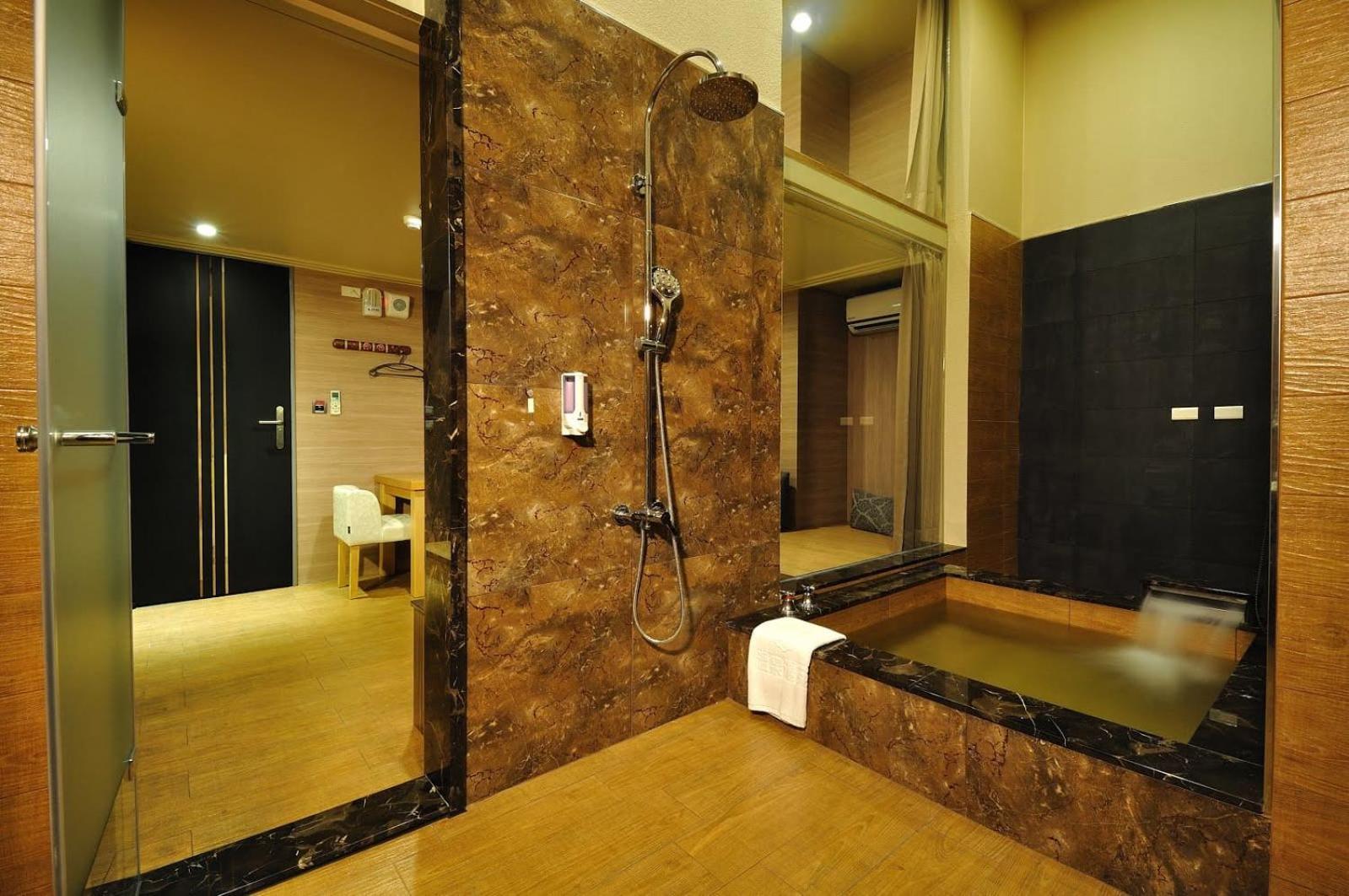 58˚ Hotspring Hotel Jiaoxi Rum bild