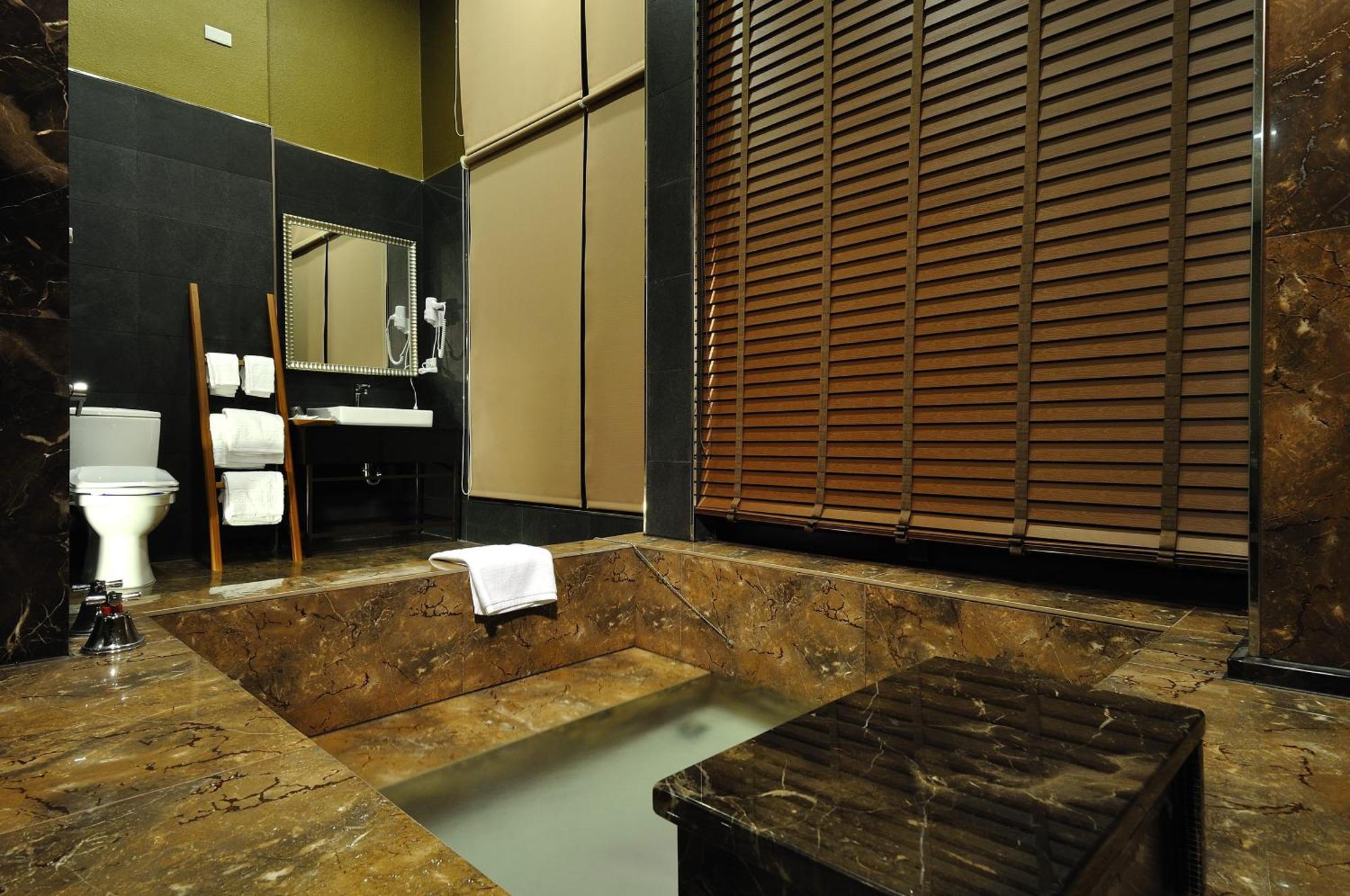 58˚ Hotspring Hotel Jiaoxi Rum bild